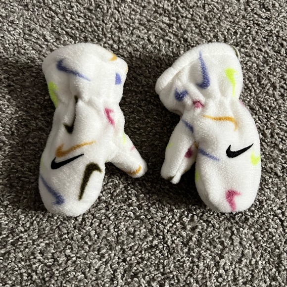 Baby Nike mittens - Picture 1 of 1
